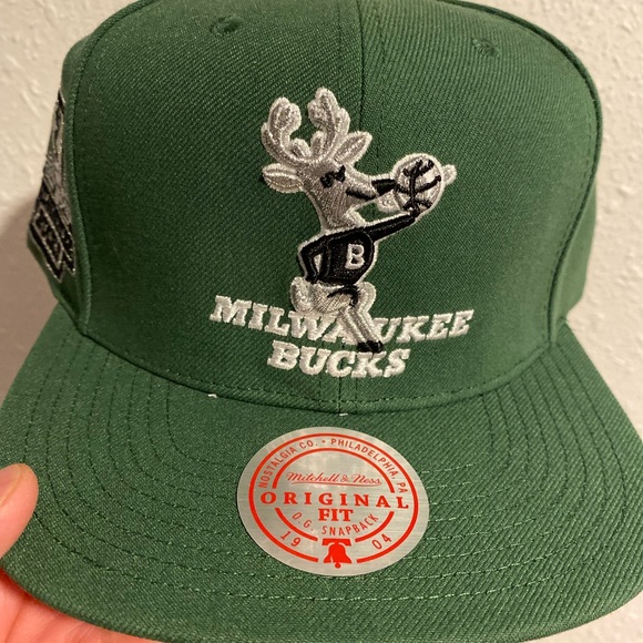 Mitchell & Ness Milwaukee Bucks Retro SnapBack Hat - Picture 2 of 7